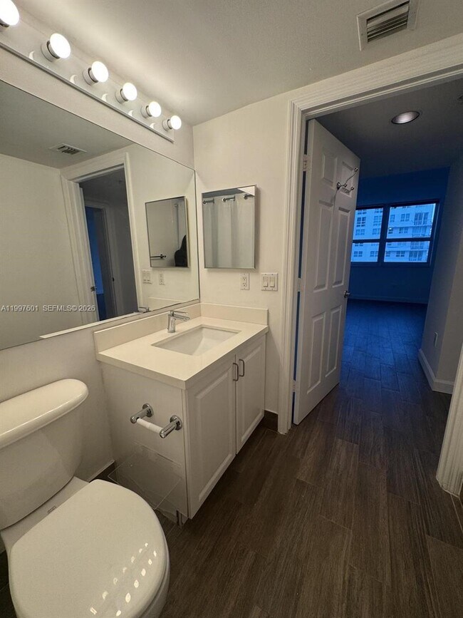 Building Photo - 1155 Brickell Bay Dr