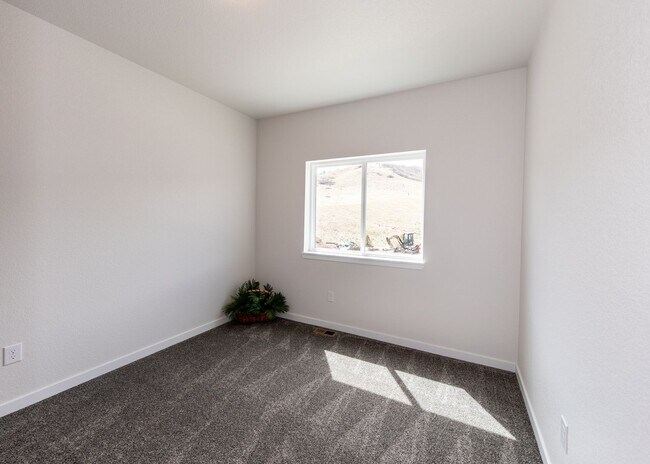 Building Photo - End Unit 3 BedTownhome in Mountain Shadows