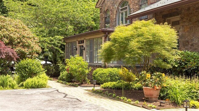 Building Photo - 113 Coggeshall Ave