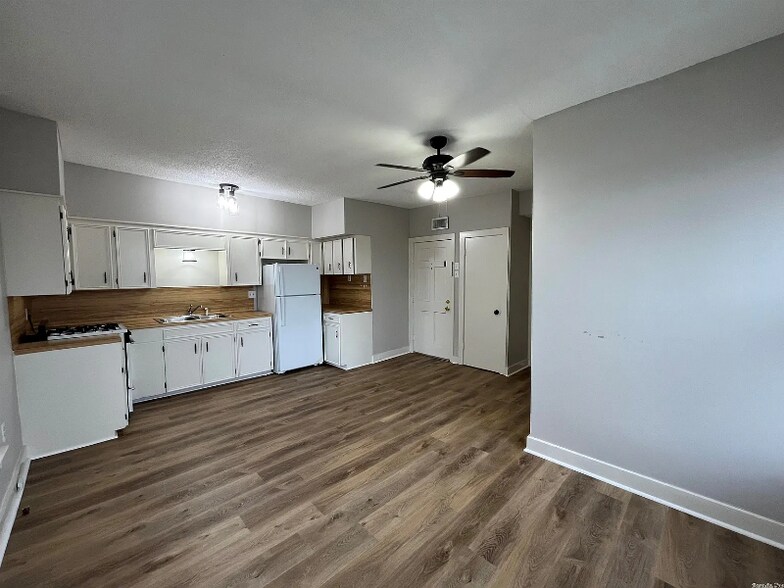 Building Photo - 1020 Kavanaugh Blvd