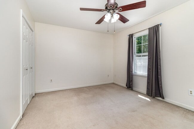 Building Photo - Private 5.7-Acre Lake Retreat – 3-Bed Esta...