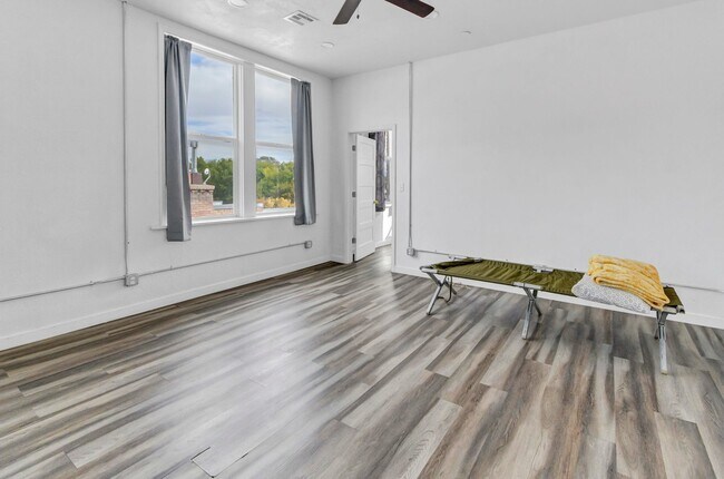 Building Photo - VINTAGE VAULT