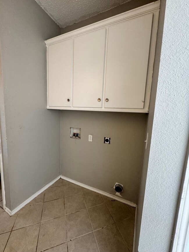 Building Photo - 4 Bedrooms at an Amazing Price!