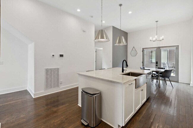 Building Photo - 3206 West End Cir