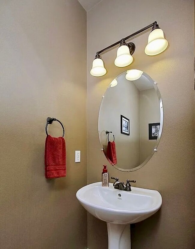 Building Photo - 3 Bed, 2.5 Bath Tigard Home with Entertain...