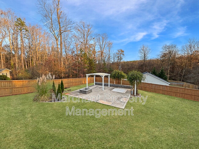 Building Photo - 708 Maple Dr