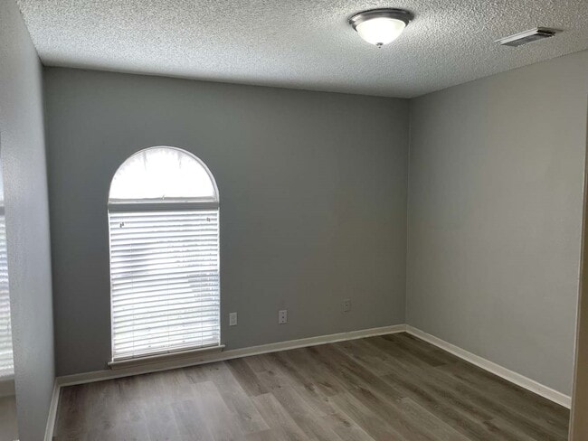 Building Photo - 2306 Cambridge Ct N