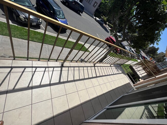 Building Photo - 2 Bedroom 2 Bath Spacious Condo For Rent in Long Beach Comes with Assigned Garage Space - Marketi...