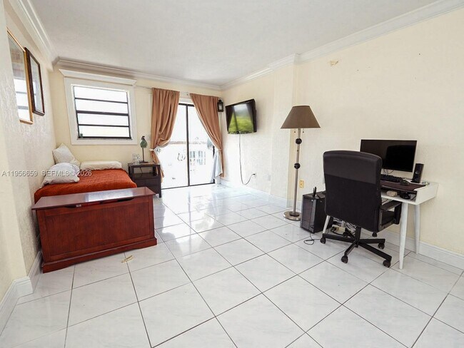 Building Photo - 130 S Shore Dr