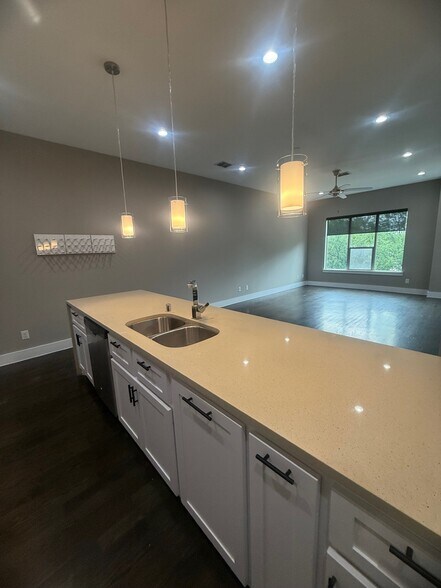 Building Photo - 3008 Zenia Dr