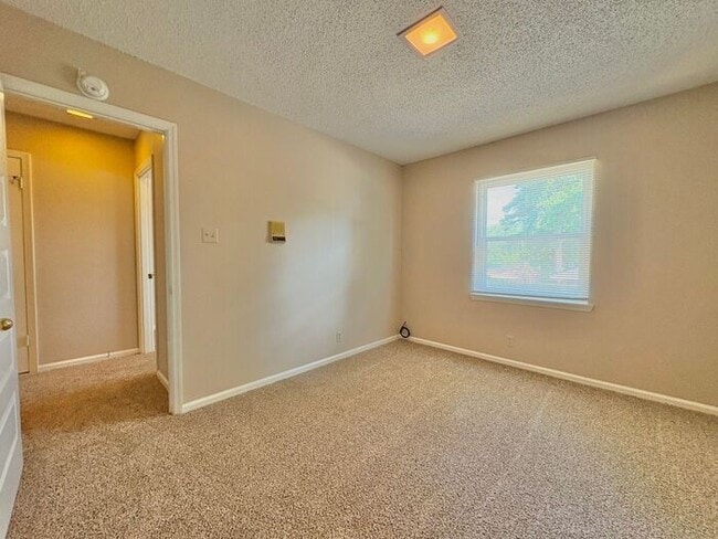 Building Photo - Available Now! Beautiful 3 bedroom 2.5 bat...