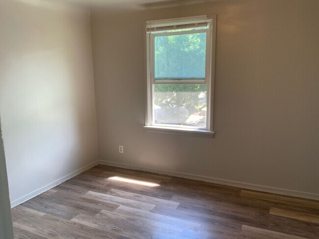 Building Photo - LOWER SOUTH HILL ONE BEDROOM CLOSE TO HUCKLEBERRY MARKET