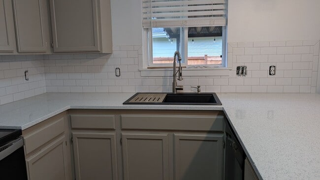 Building Photo - 3 Bedroom Charmer