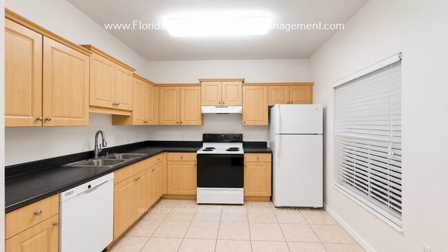 Building Photo - CAROLINA LANDINGS! 2 BEDROOM/2.5 BATH CONDO! SUPER LOCATION- UNIVERSITY PARKWAY