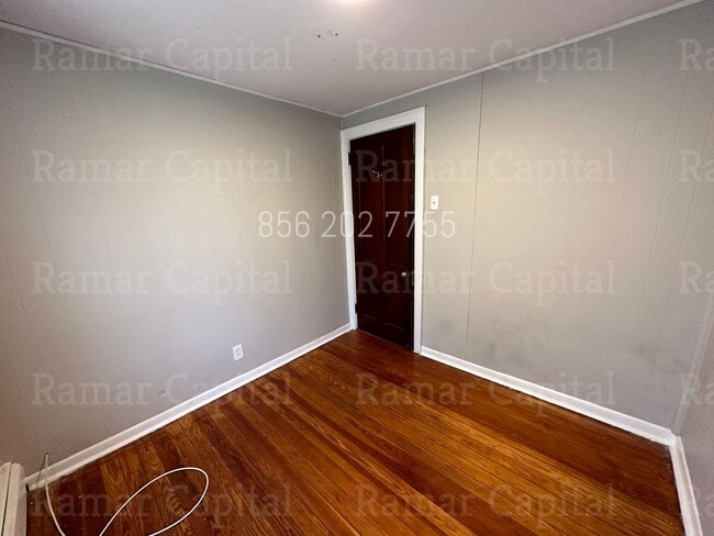 Building Photo - 3 Bedroom / 1 bath Row-house available NOW!!!