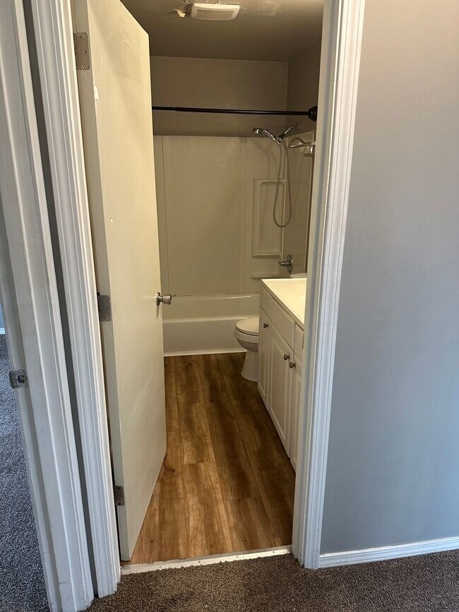 Building Photo - Available now 3 Bed/1 Bath - Heat included!