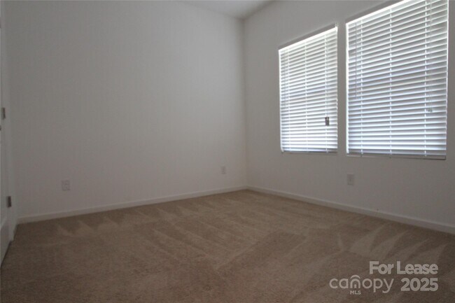 Building Photo - 300 Commodore Loop