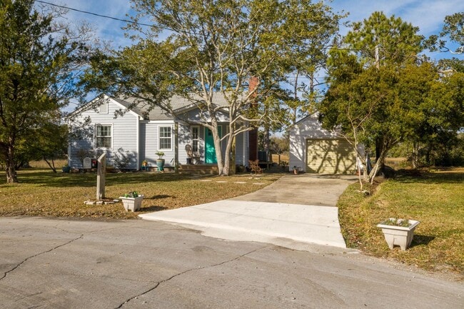 Building Photo - Marsh View Beaufort Home Available Now