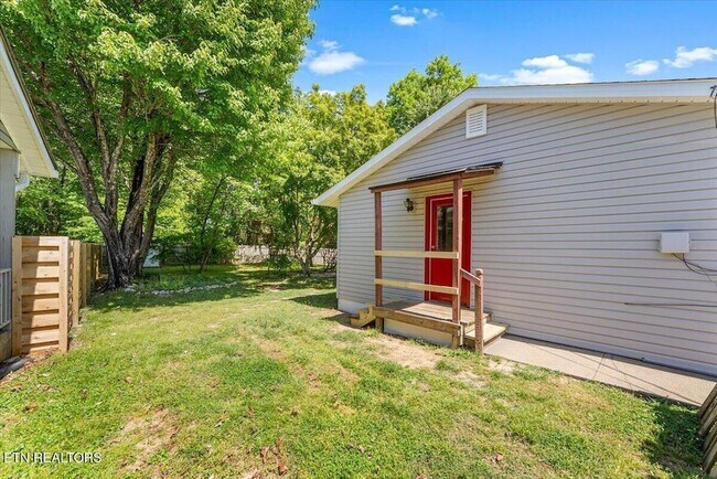 Building Photo - 5917 W Pine Ln