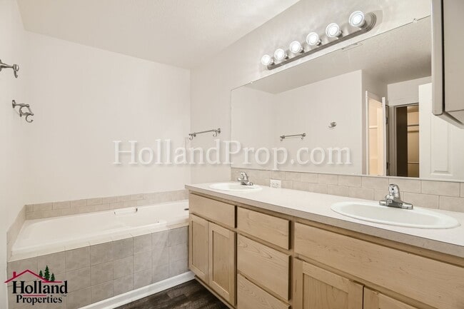 Building Photo - Beautiful Home in Prime North Plains Location – NEW PRICE at $2,795 plus Special $150 credit on y...