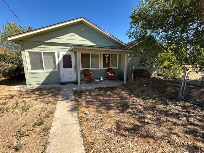 Building Photo - 3 Bedroom 1 Bath Large House with Garage & Many Amenities