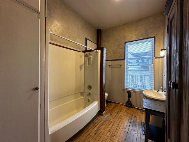 Building Photo - 123 N Broadway