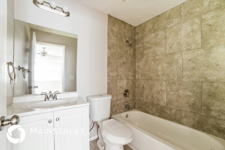 Building Photo - 2285 Kent St NE