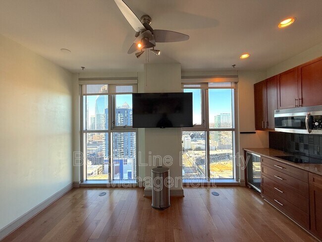 Building Photo - 333 W Trade St