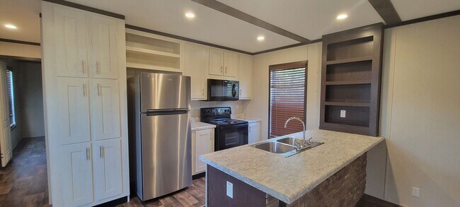 Building Photo - Gorgeous 3 bedroom/2 bath mobile home in Willow Oak Park, Keithville!