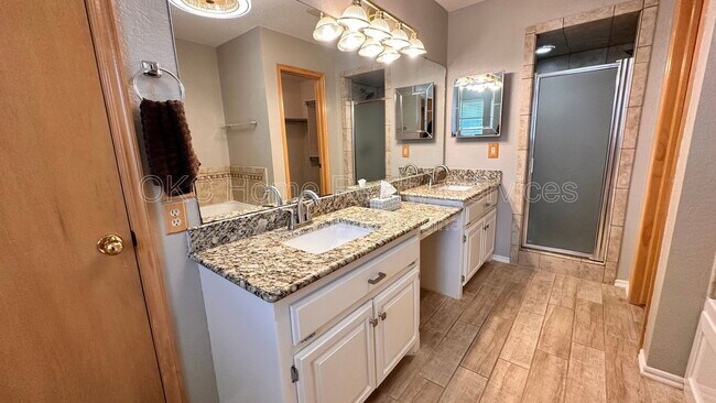 Building Photo - 17316 Valley Crst