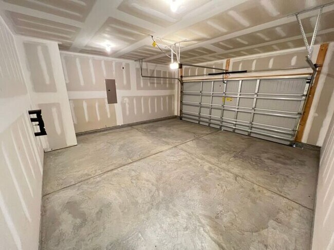 Building Photo - LIKE NEW 4 Bedroom Home w/ Ground Floor Be...