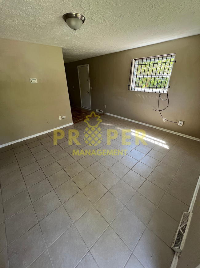 Building Photo - 2 bedrooms 1 bathroom house for rent