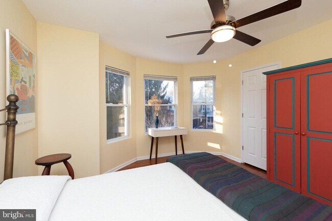 Building Photo - 456 Winona St