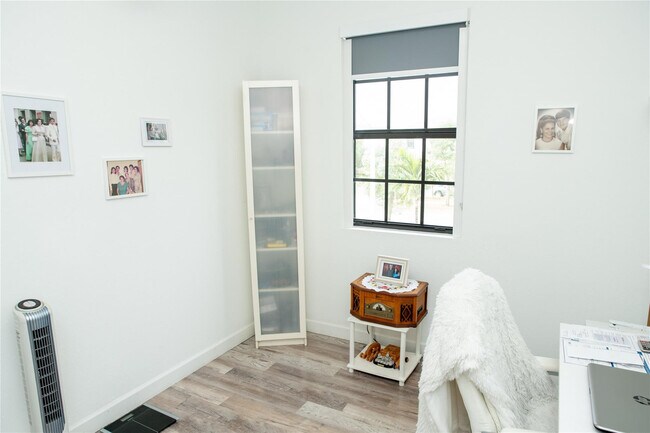 Building Photo - 1147 SW 7th Ave