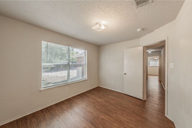 Building Photo - 10325 Bear Hollow Dr