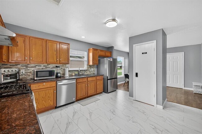 Building Photo - 7762 Eldergrove Ln