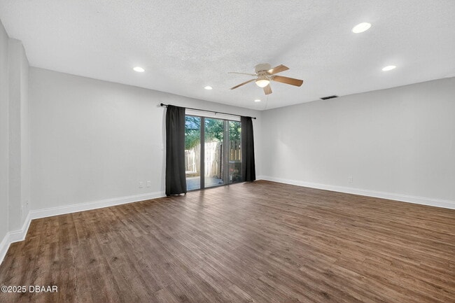 Building Photo - 12 Glen Arbor Park