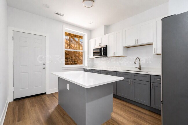 Building Photo - 3744 N Wilton Ave