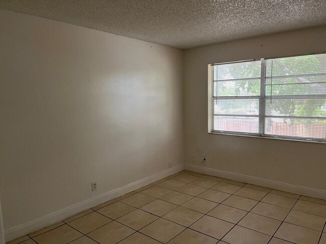 Building Photo - ONE BEDROOM APT FOR RENT IN OAKLAND PARK