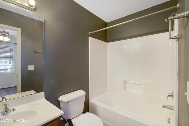 Building Photo - Short Term Townhome Available ASAP!