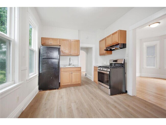 Building Photo - 804 Hawthorne Ave E