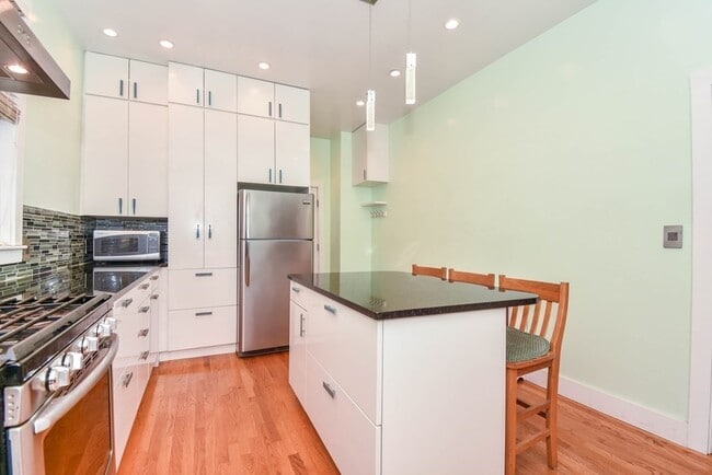 Building Photo - 86 Edwards St