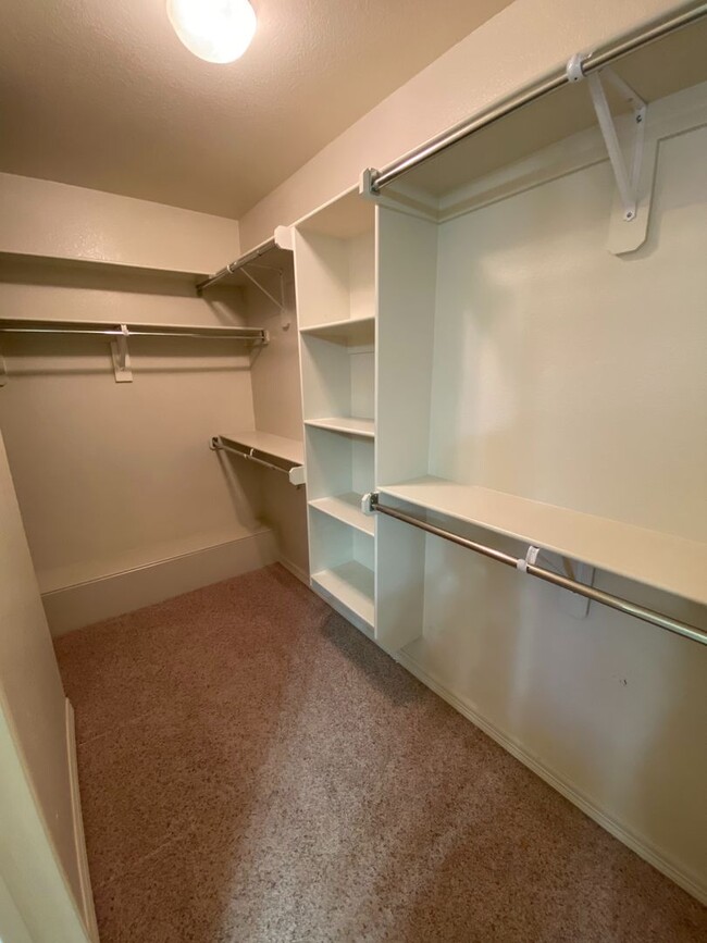 Building Photo - 221 Milas St