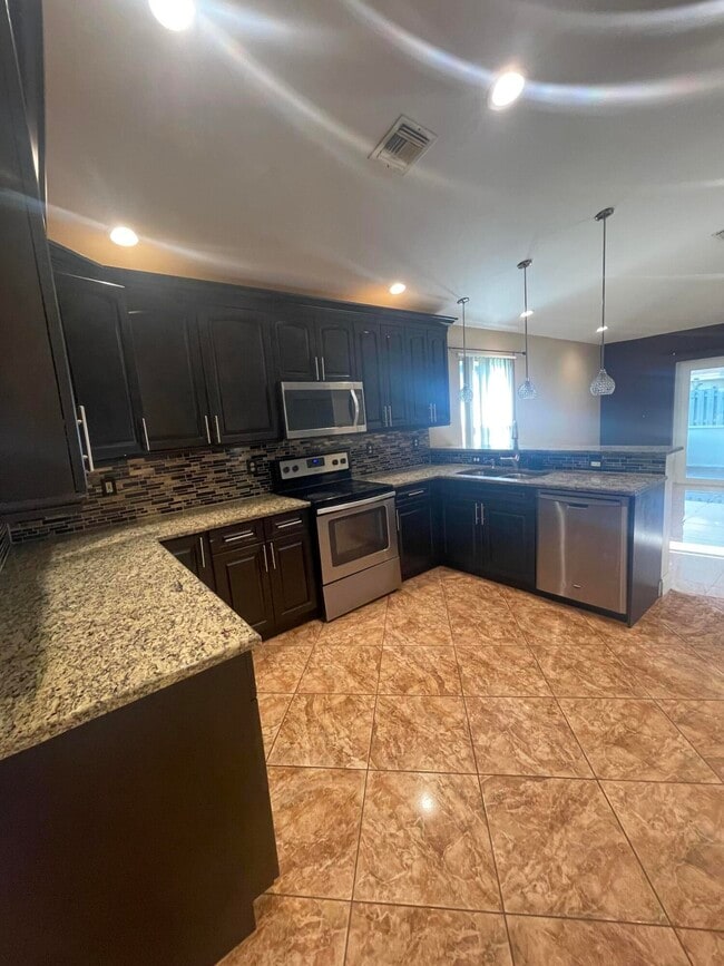 Building Photo - 5472 Club Cir