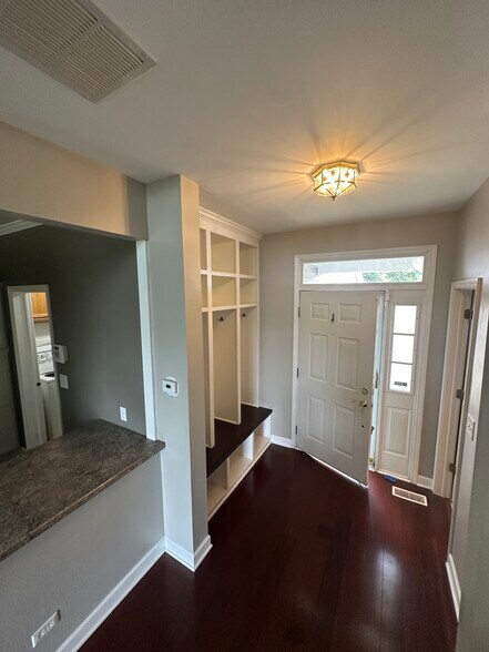 Building Photo - 2060 Waverly Ln
