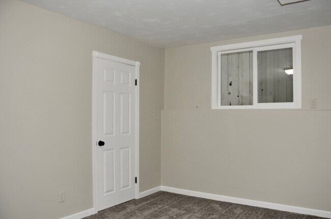 Building Photo - Sanders Beach: 5 bed 2 bath (split level) 4 car garage