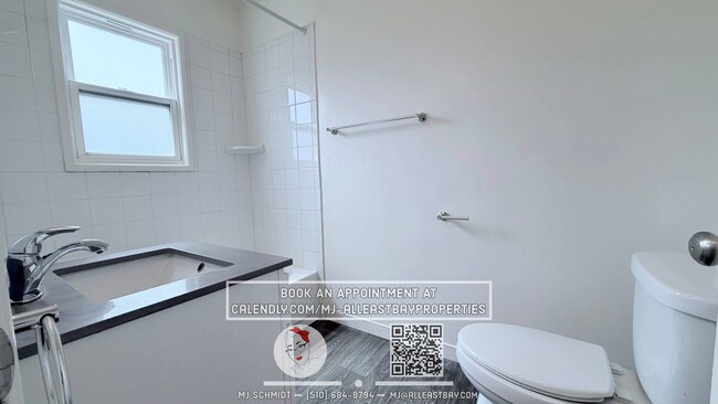 Building Photo - Remodeled top floor 1 Bd with hardwood flooring and spacious modern kitchen $1850