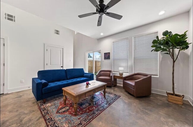 Building Photo - FOR RENT in LAFAYETTE!