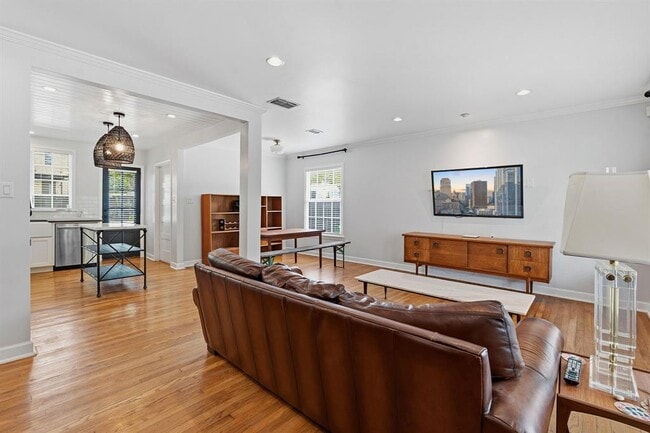 Building Photo - 2635 W 45th St
