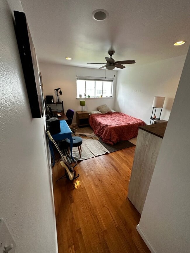 Building Photo - (2026 PRE-LEASING) Nicely maintained 2bd 1...